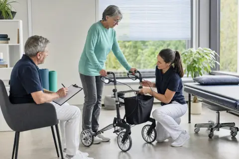 „Rollator – Voraussetzungen“: Eine Pflegefachperson und eine pflegebedürftige Person besprechen gemeinsam eine Mobilitätshilfe.